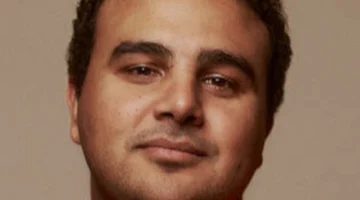 استعانة بشخصية مسلسل “عرض وطلب” بصحفي للتحضير